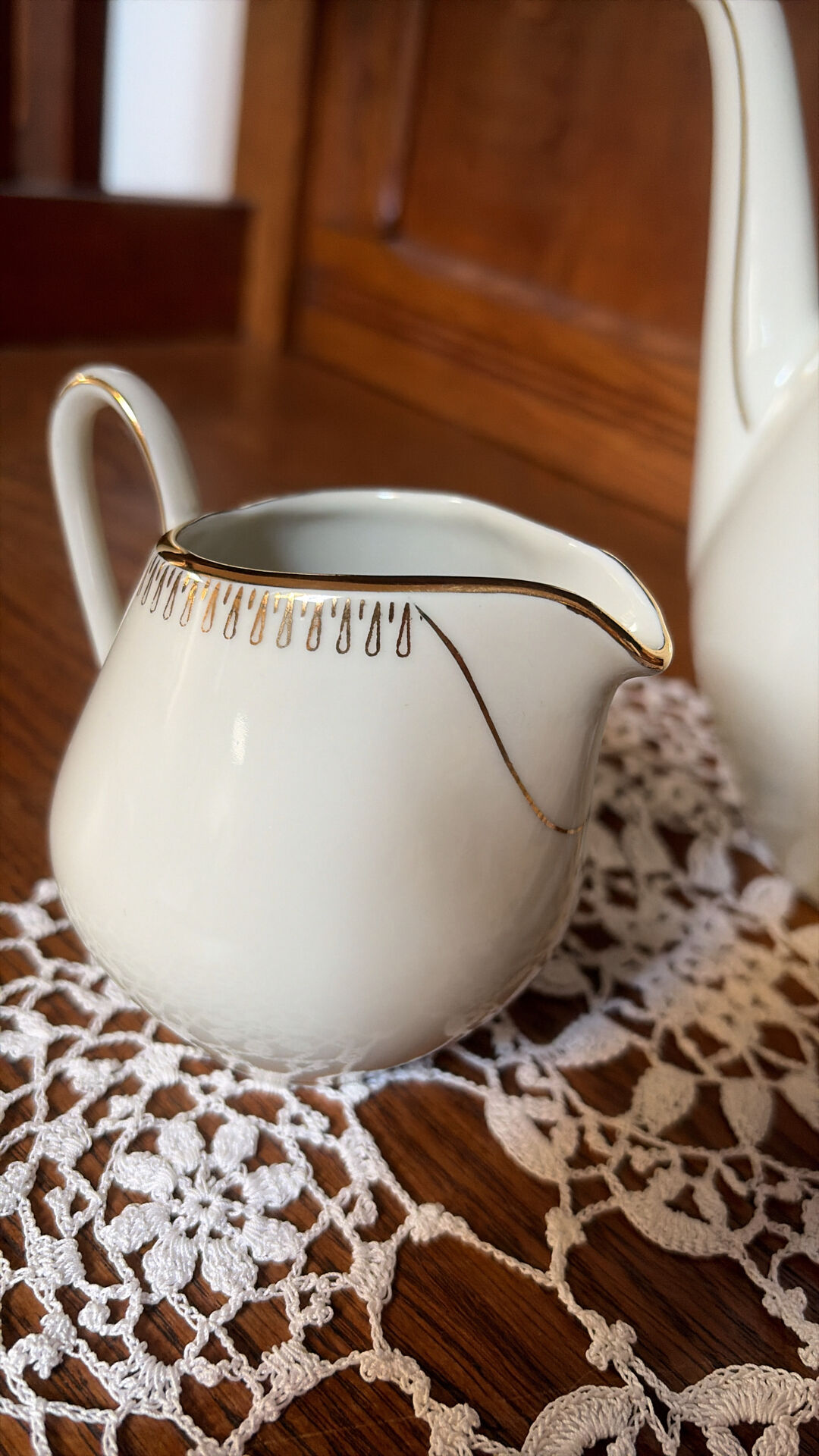 Coffee pot and milk jug (porcelain)