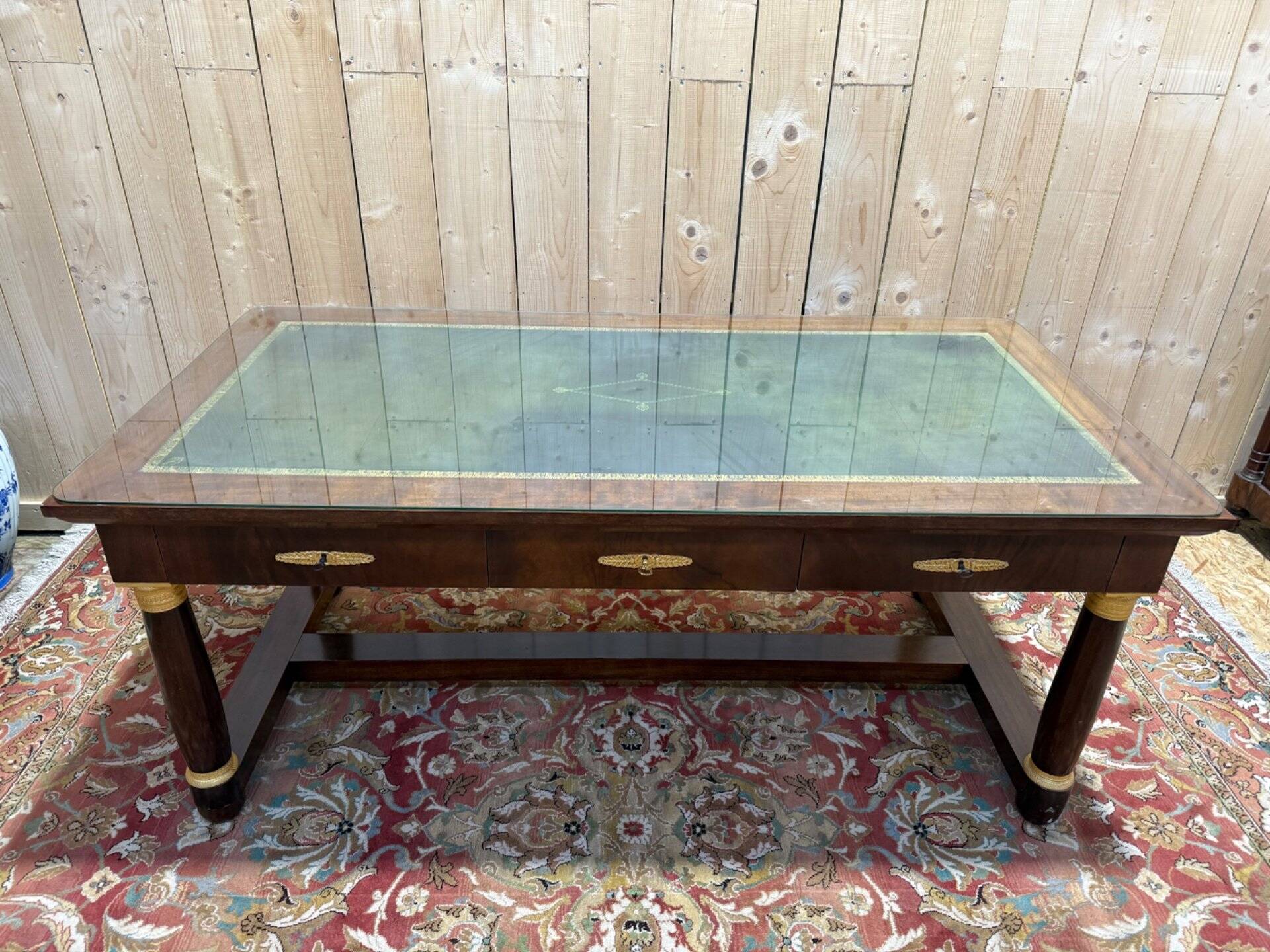 Bureau plat de style Empire en acajou et cuir vert