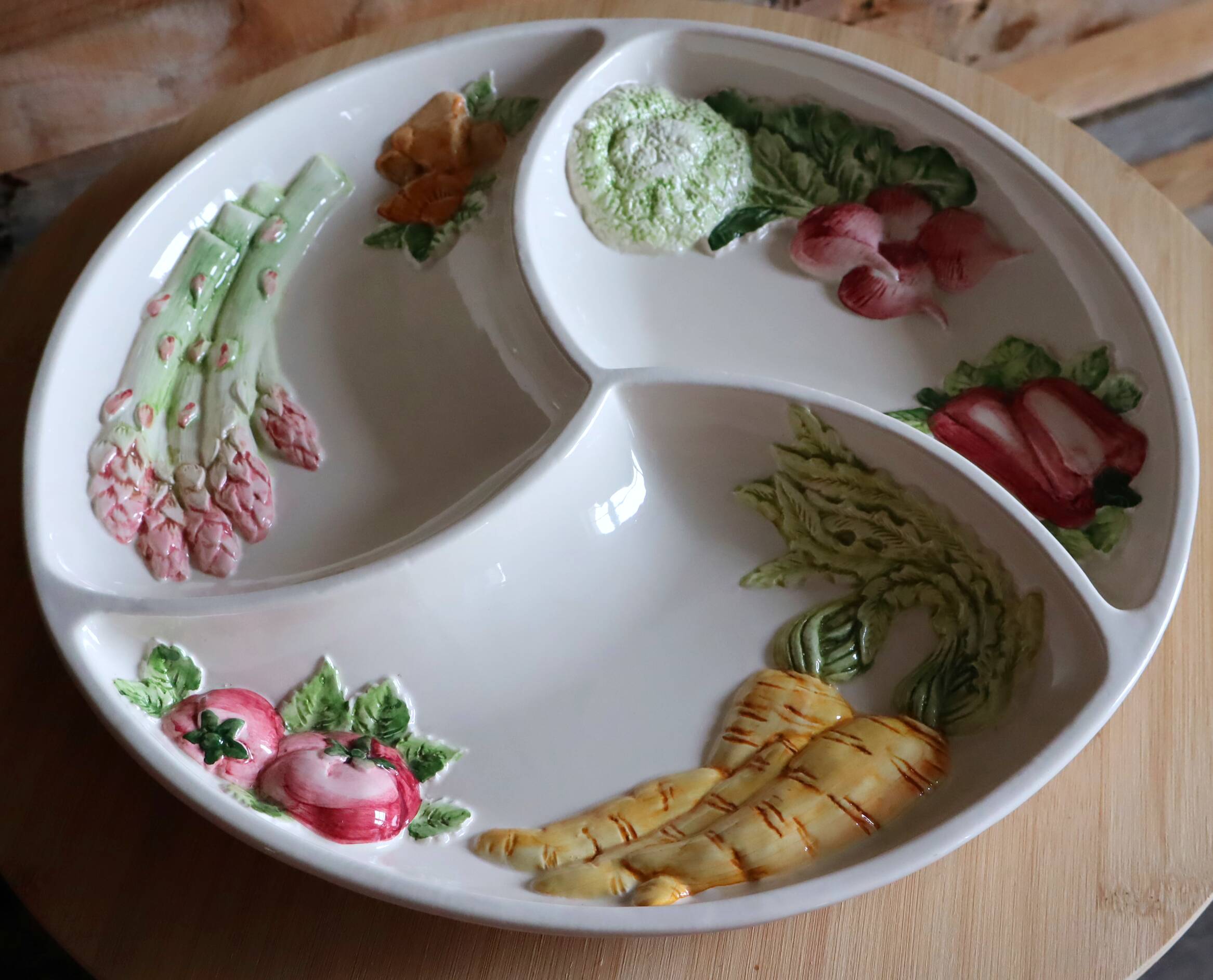 Large compartmented serving dish in earthenware - Relief decoration of vegetables