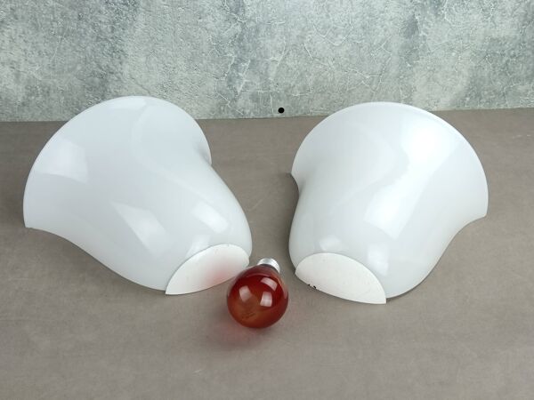 Appliques demi cloche en verre opalin, 1970