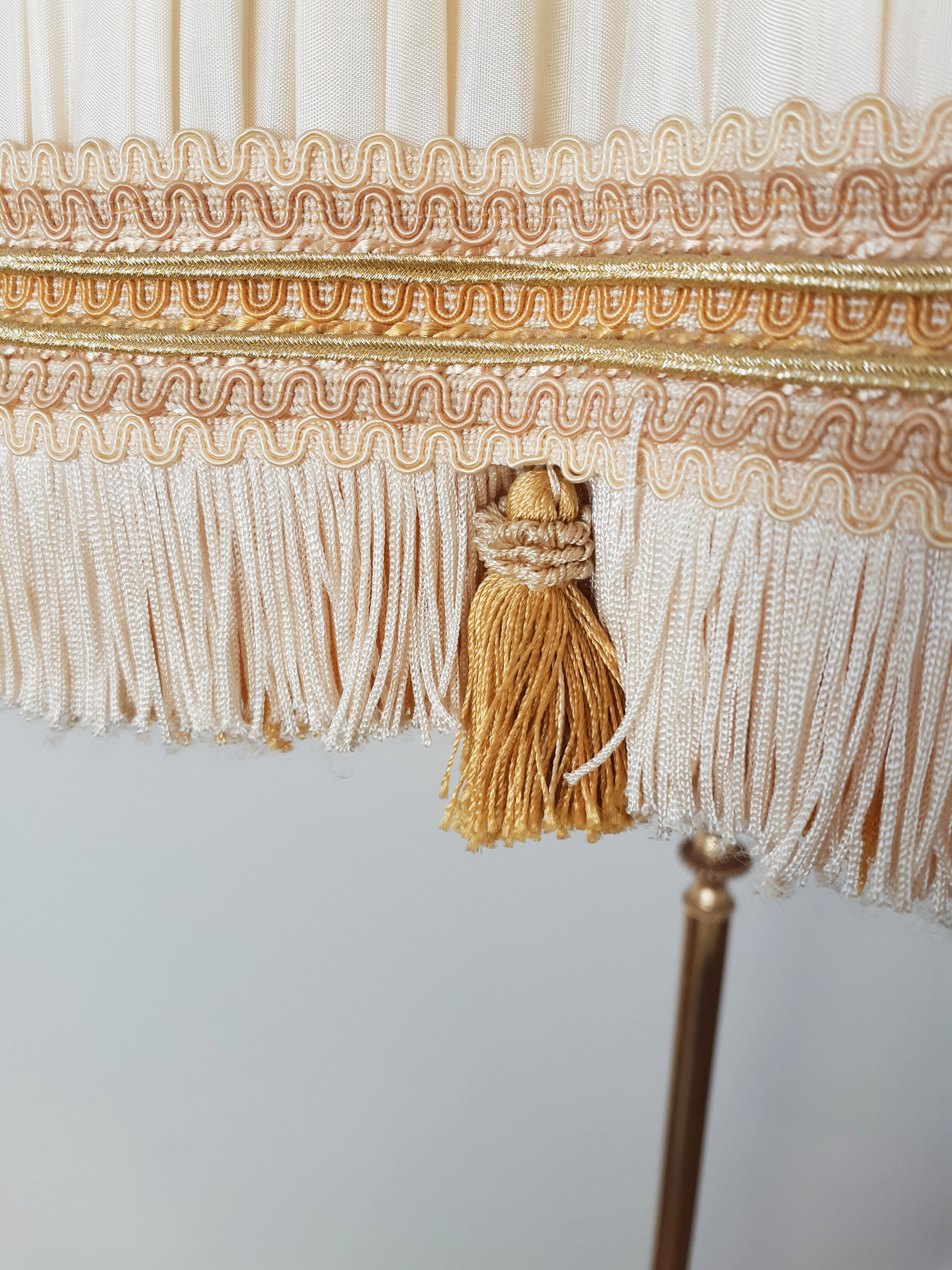 Tripod floor lamp in gilded brass, pleated lampshade, Louis XV style