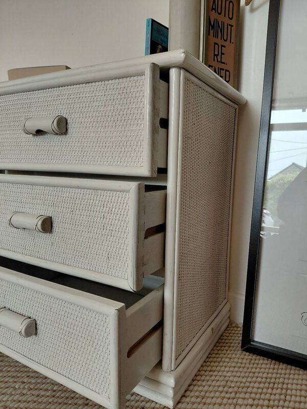 Commode vintage cannage 3 tirois-bois patiné blanc-esprit bord de mer