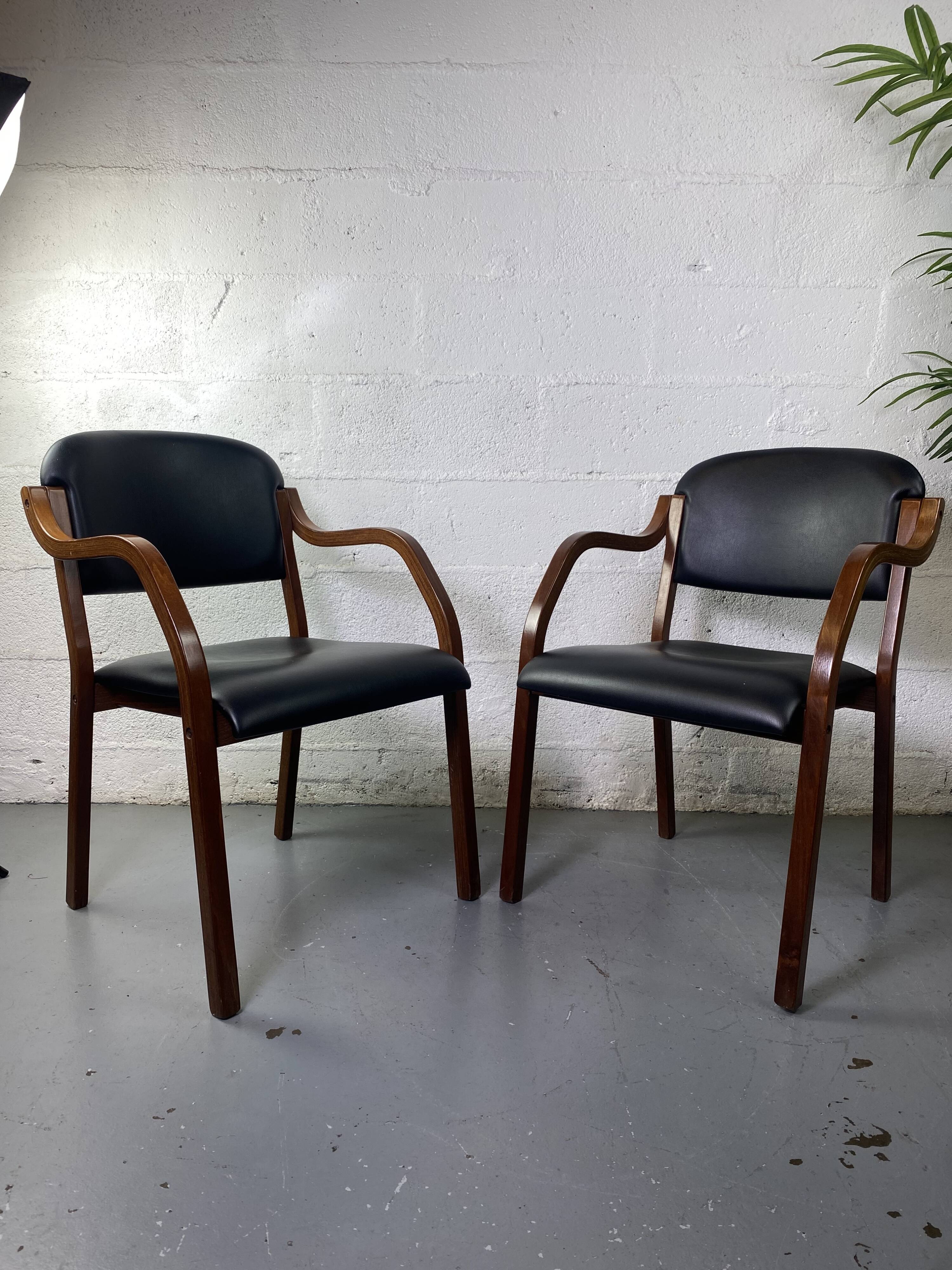 Paire de fauteuils en cuir et bois
