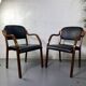 Paire de fauteuils en cuir et bois