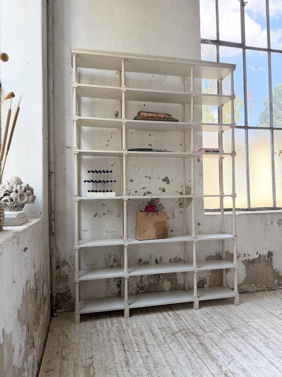 Bibliothèque, étagère XL Napoléon en bois patiné blanc