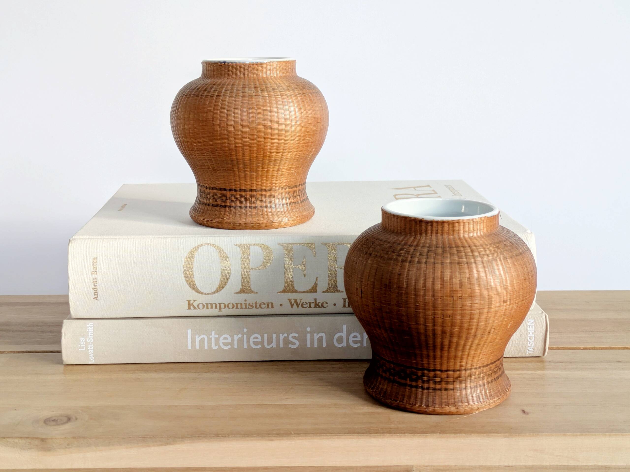 Pair of vintage Chinese vases in porcelain and woven bamboo.