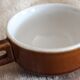 Anciennes tasses de café - céramiques marron typique des buffets de gare