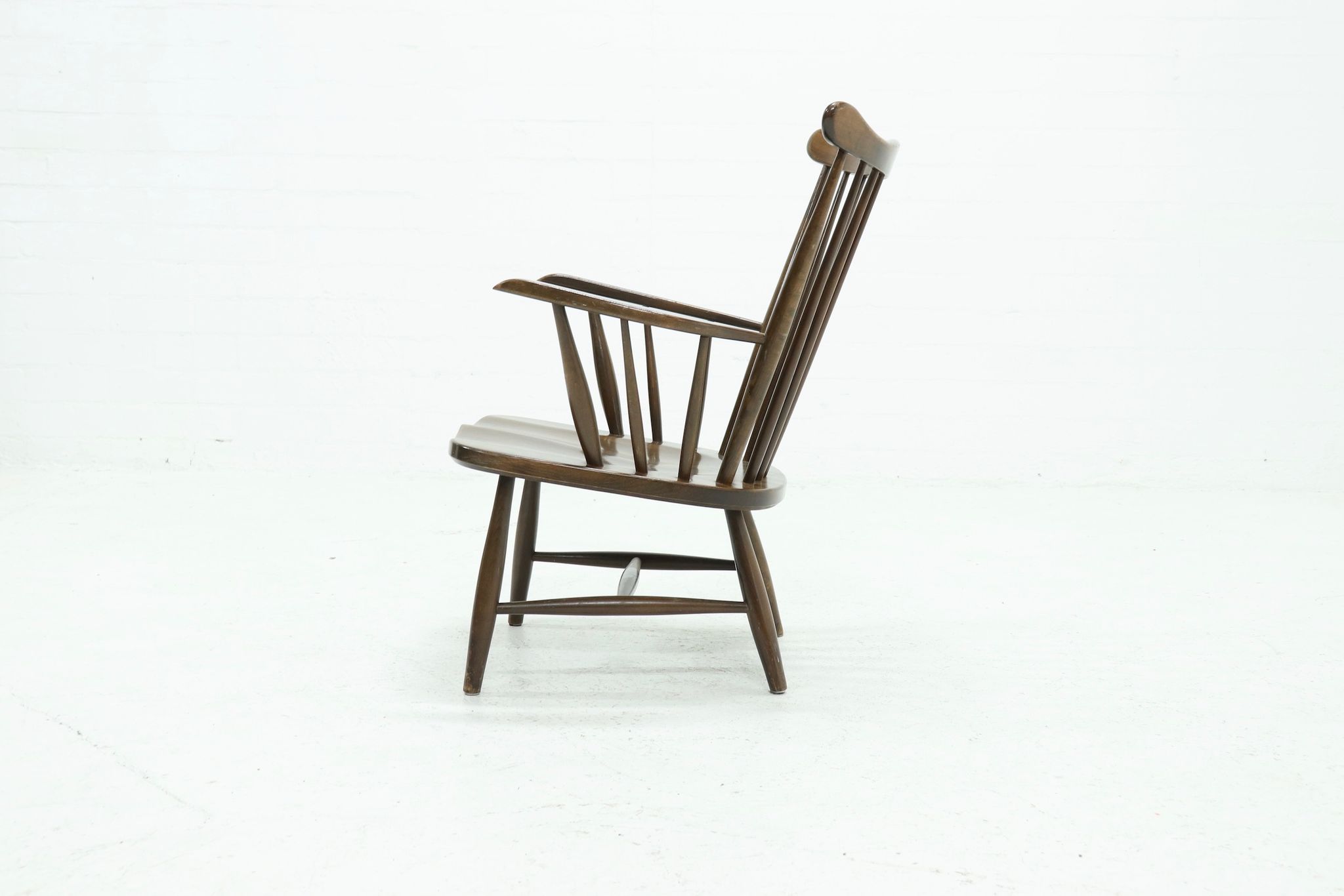Fauteuil scandinave à dossier fuseau années 1960