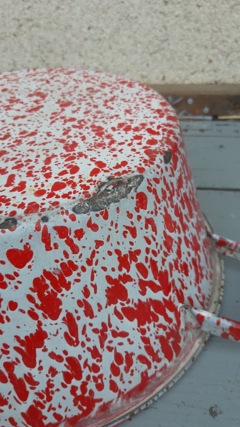 Bassine en tole emaillée rouge