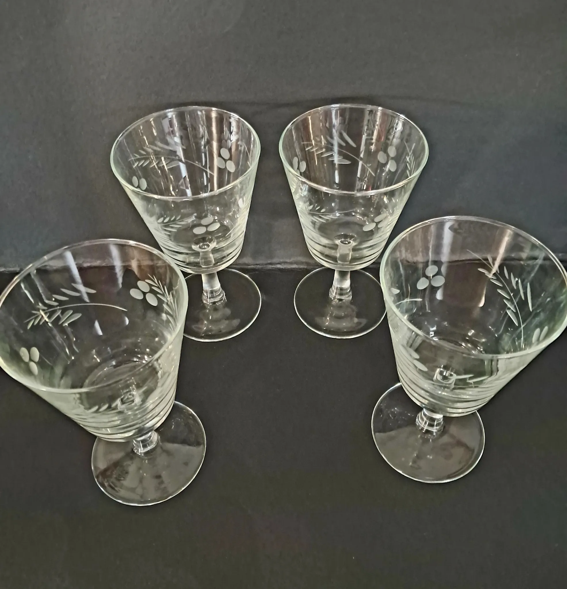 4 engraved wine glasses from the 1960s