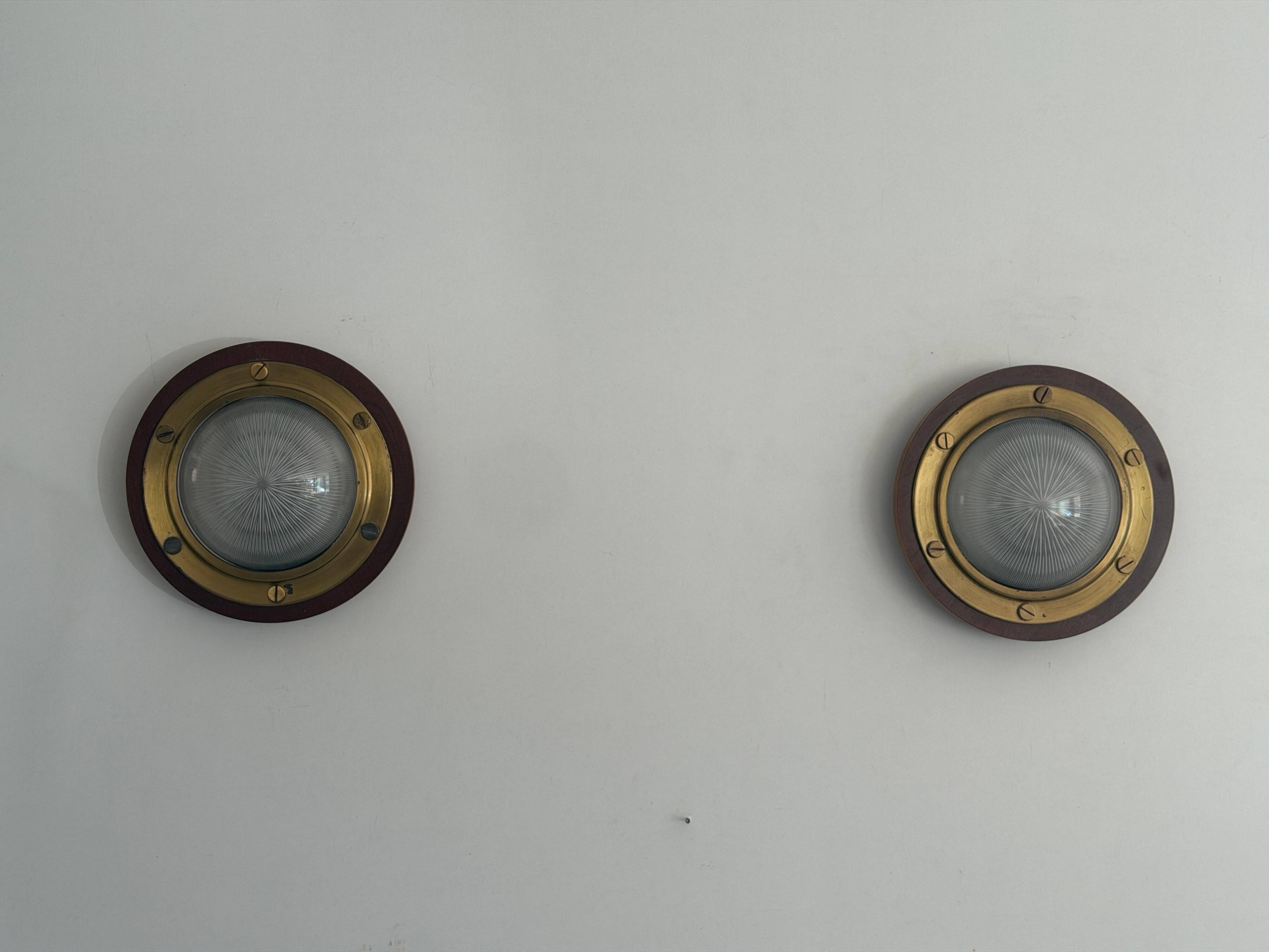 Pair of round glass wall lights, brass base and Wood Wood, 1960s, Italy.