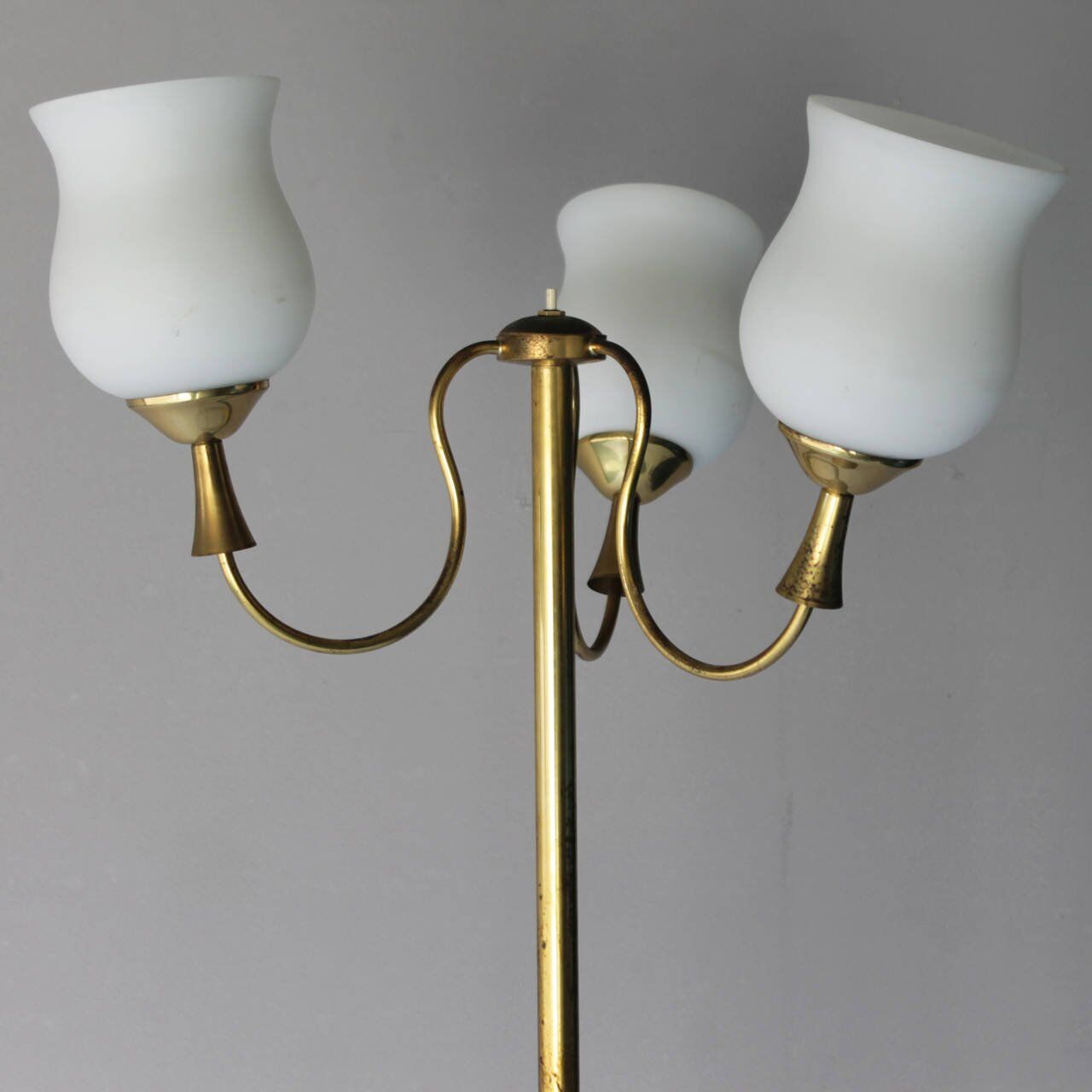 Elegant Italian floor lamp by Arredoluce