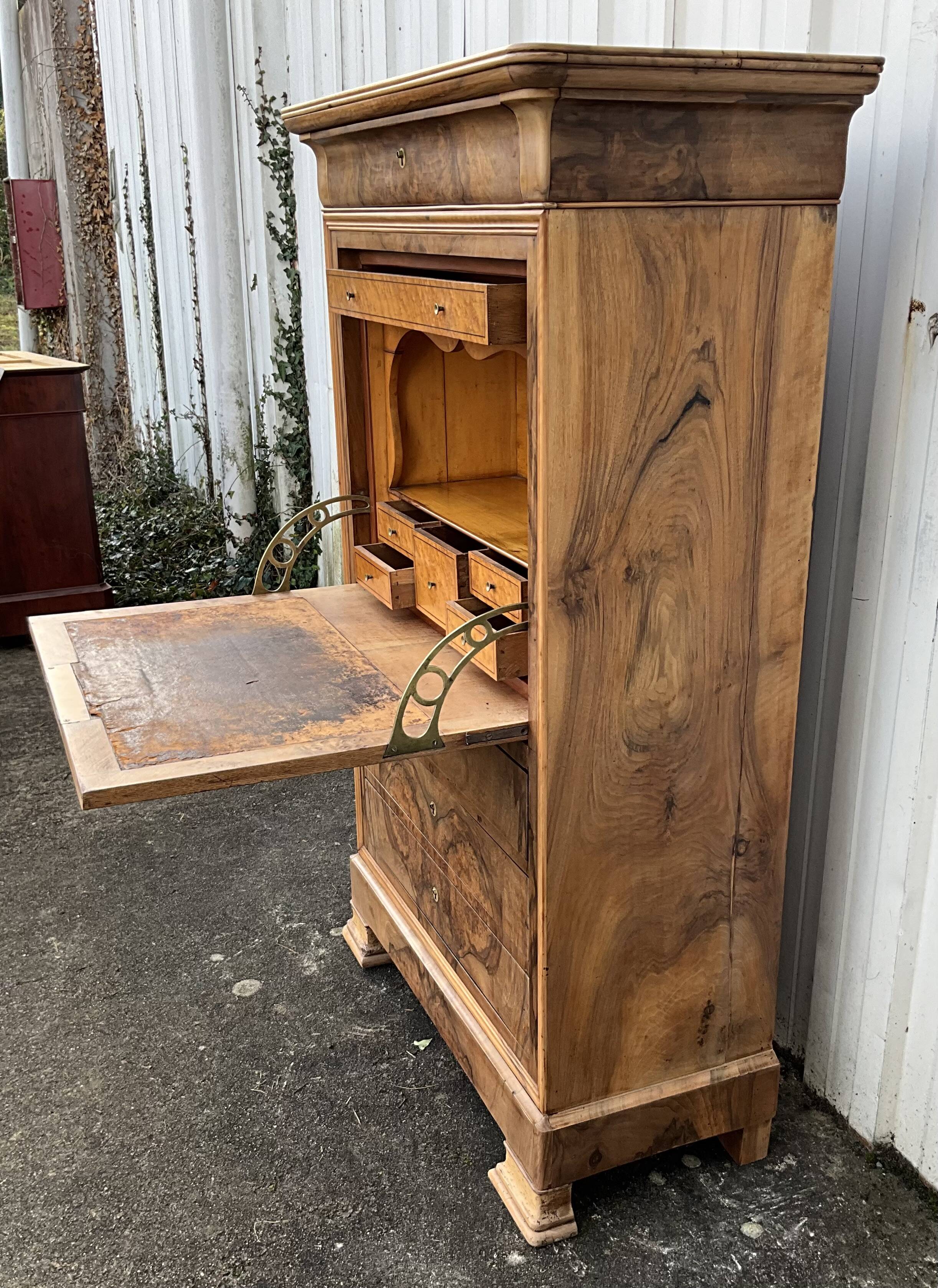 Louis-Philippe secretary, mid-19th century, in walnut burl.