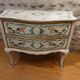 Commode italienne deux tiroirs décor sur fond beige