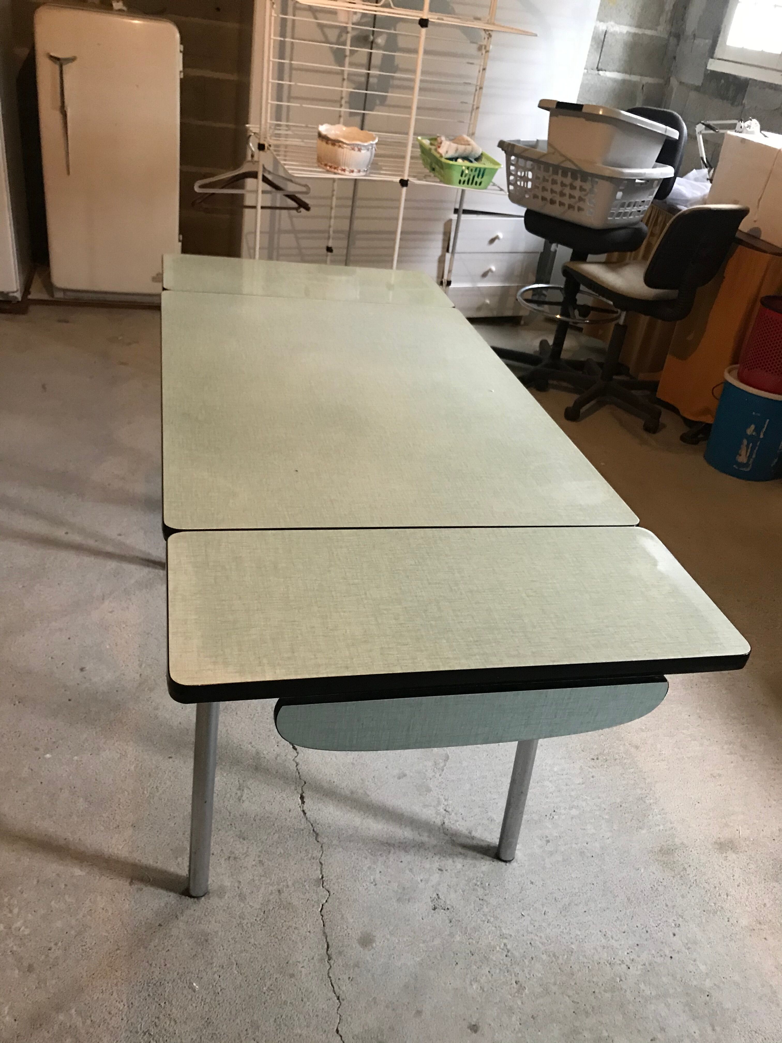 Table in green formica expandable