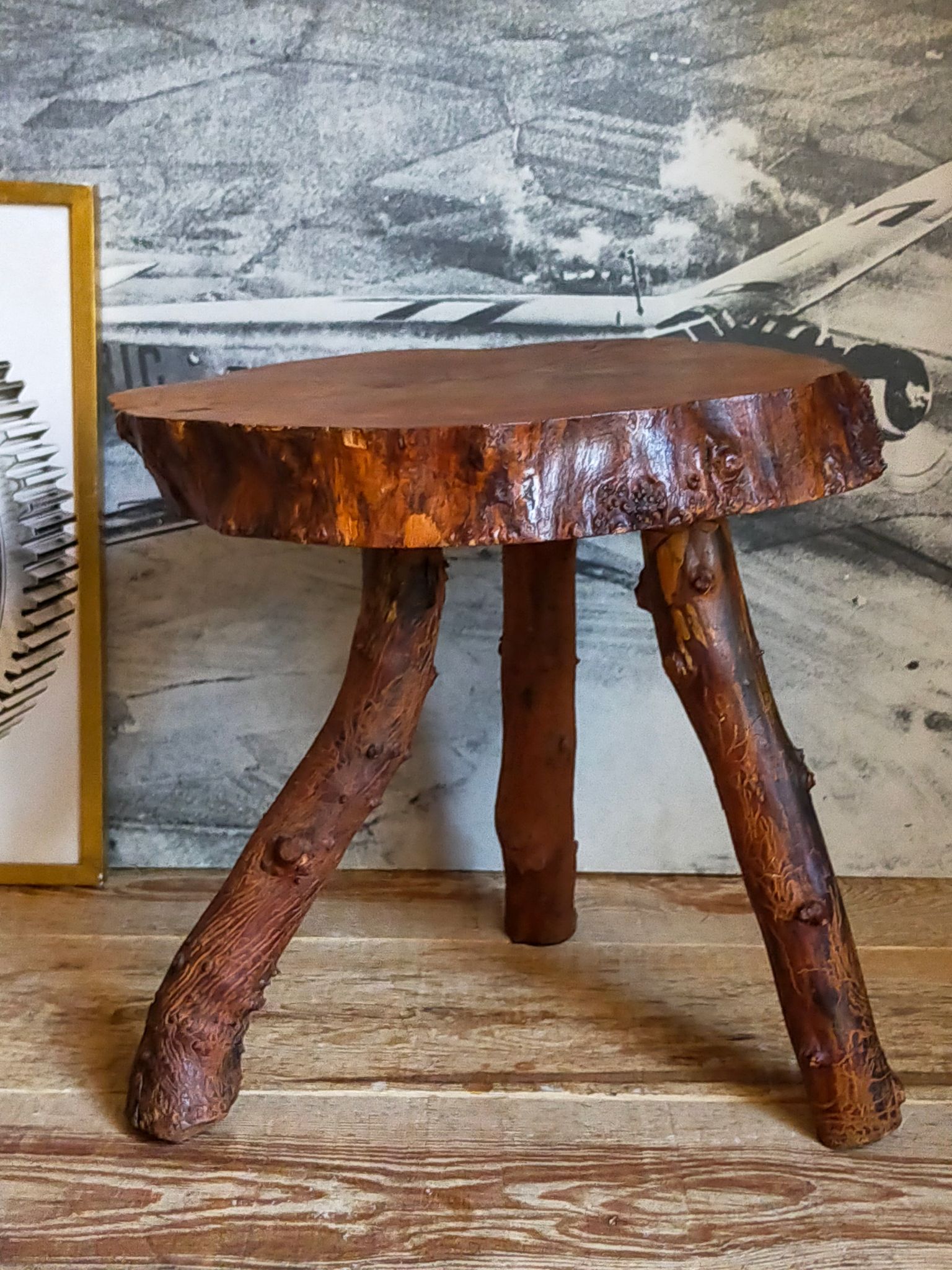 Table bout de canapé brutaliste en bois massif