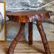 Table bout de canapé brutaliste en bois massif