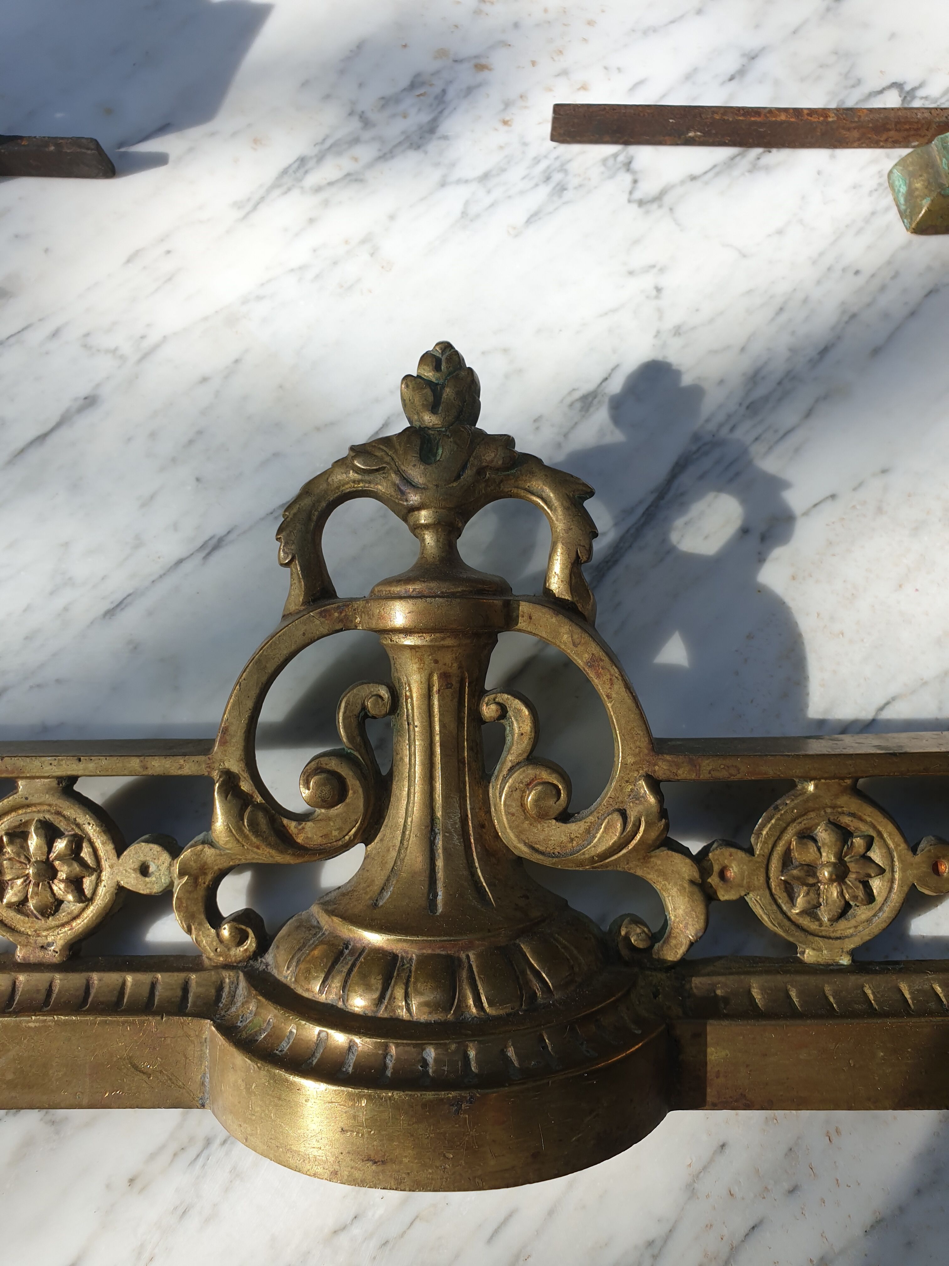 Chenêts and chimney bar in bronze nineteenth century.