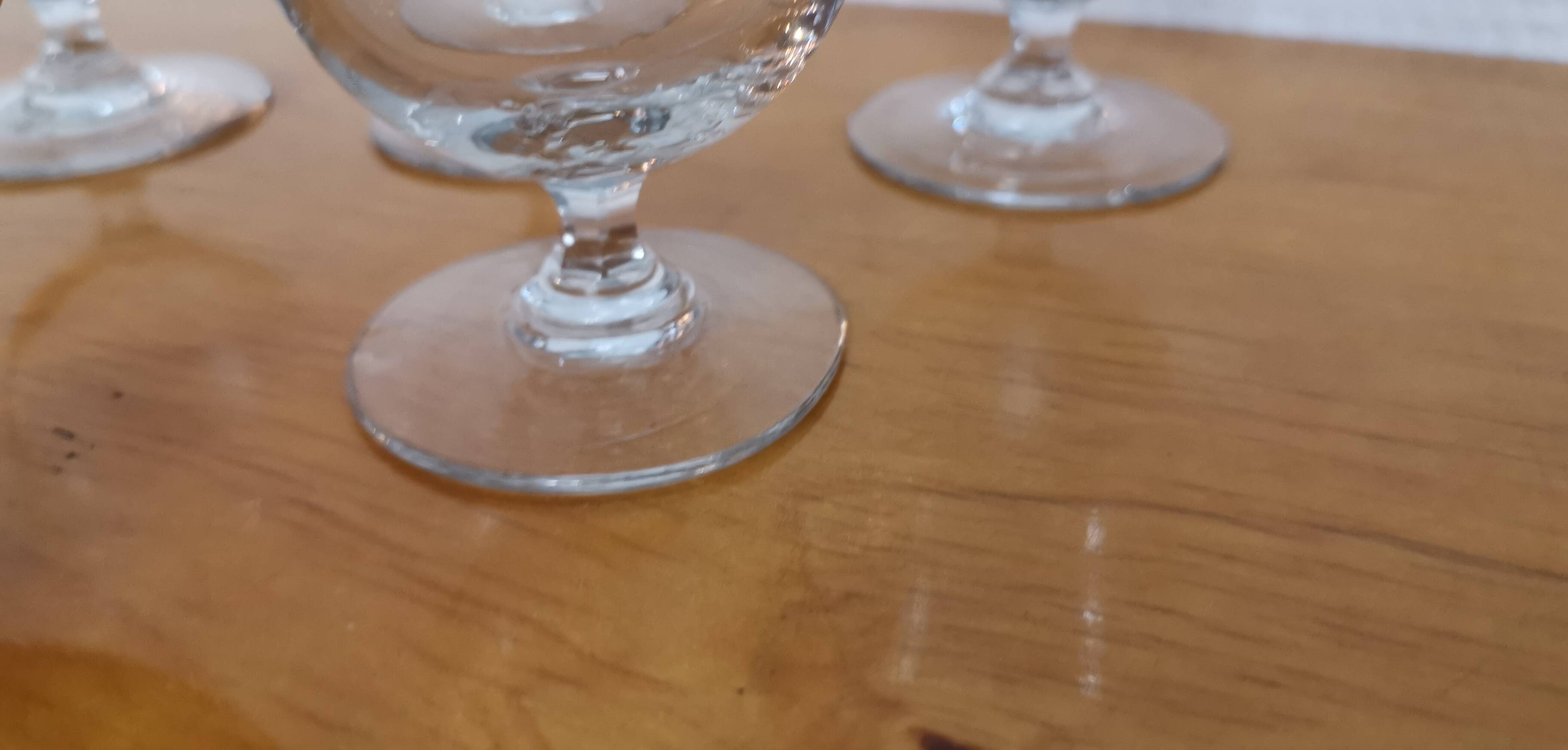 Ensemble vintage de 5 verres gravé sur pieds