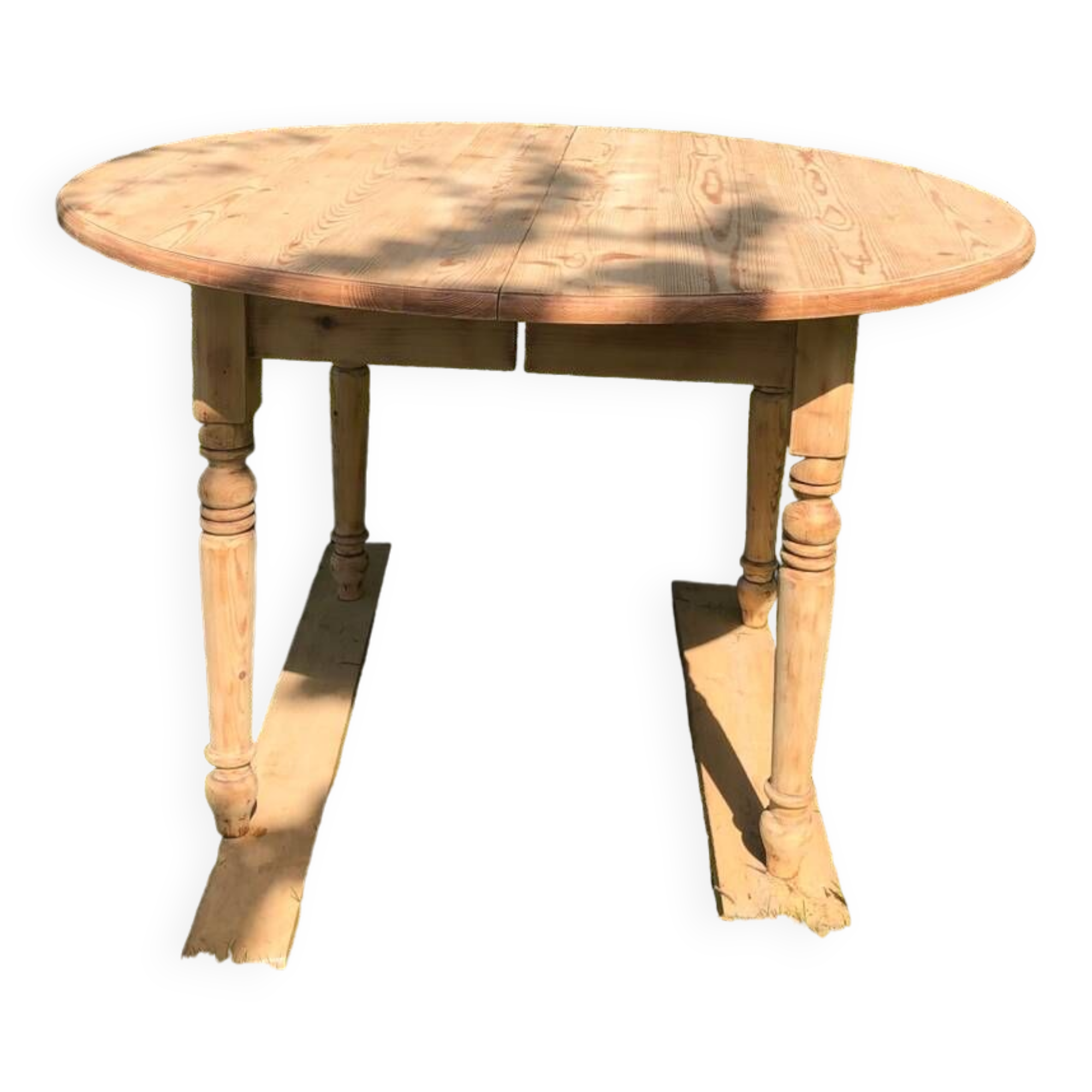 Extendable round table.