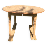 Extendable round table.