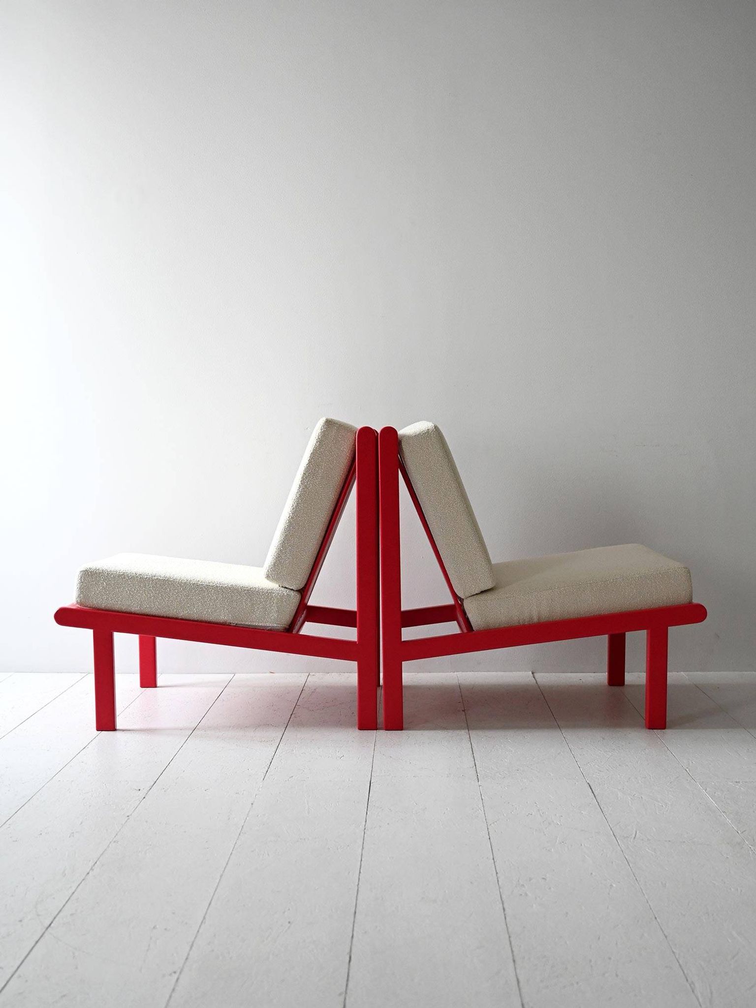 Paire de chauffeuses scandinaves vintage rouge et écru