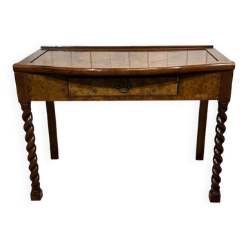 English desk table in walnut burl from the early 20th century.