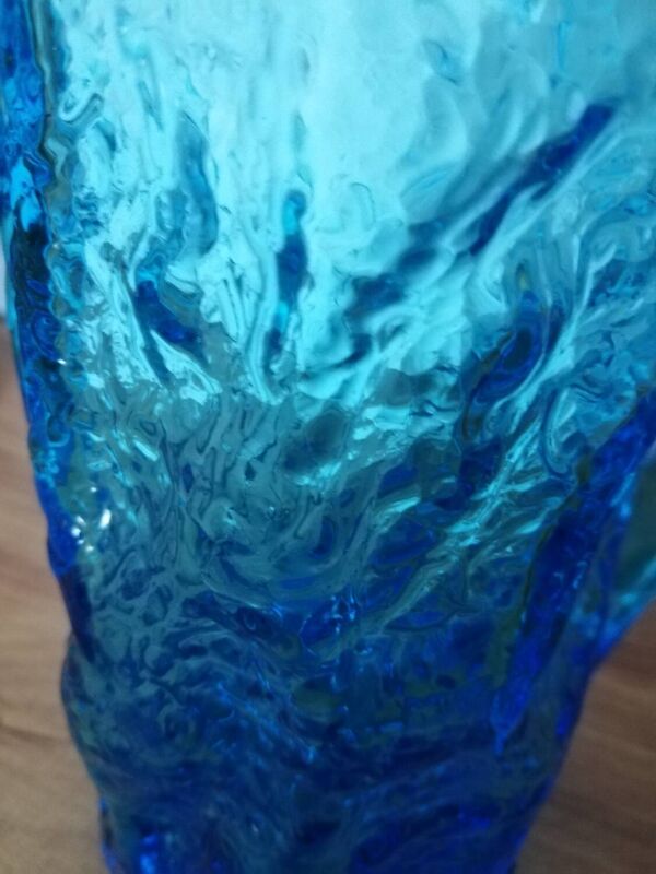 Pichet Verre Bleu Effet Écorce Texture Bosselée Geoffrey Baxter Ou Ingrid Glasshütte Années 60-70