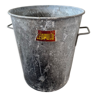 Antique zinc detergent The Leopold Crown