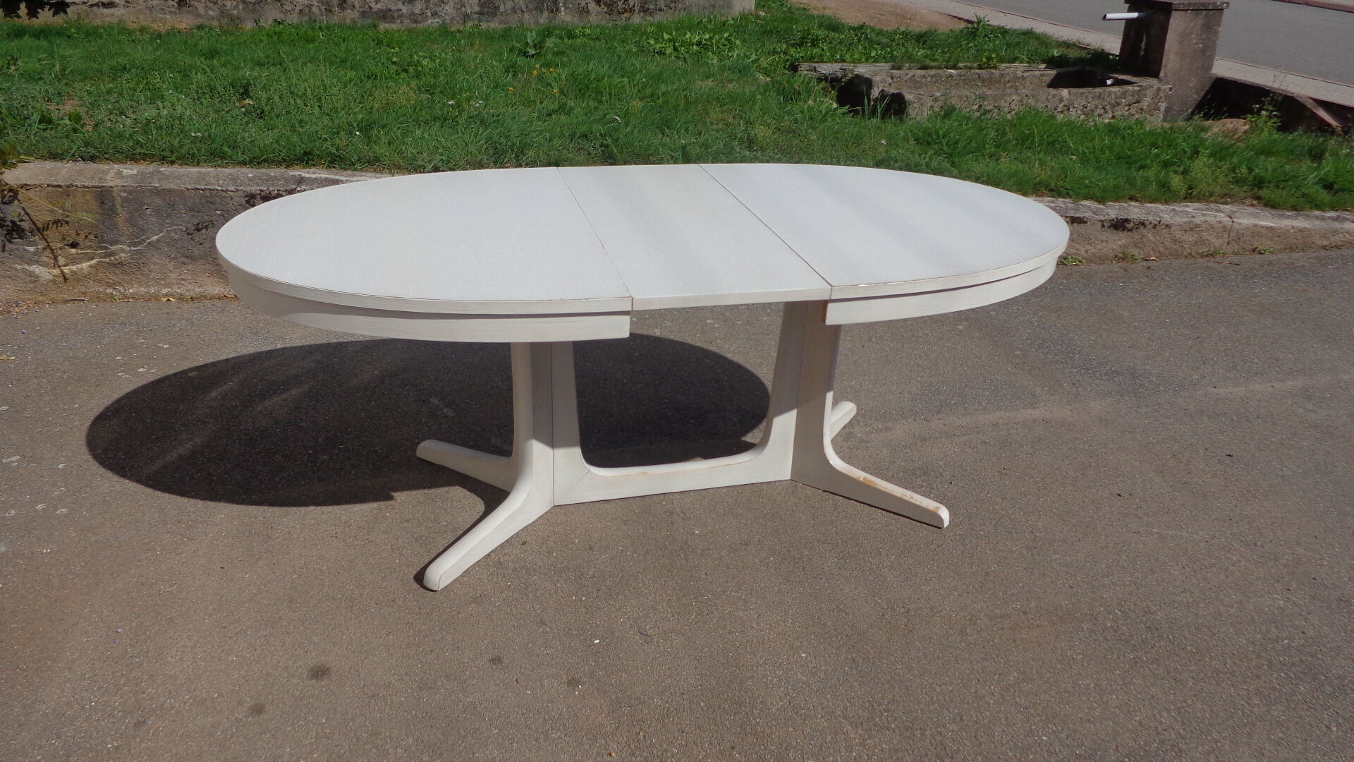 White oval Baumann table