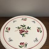 Plat en faïence de Longwy à décor de cerises