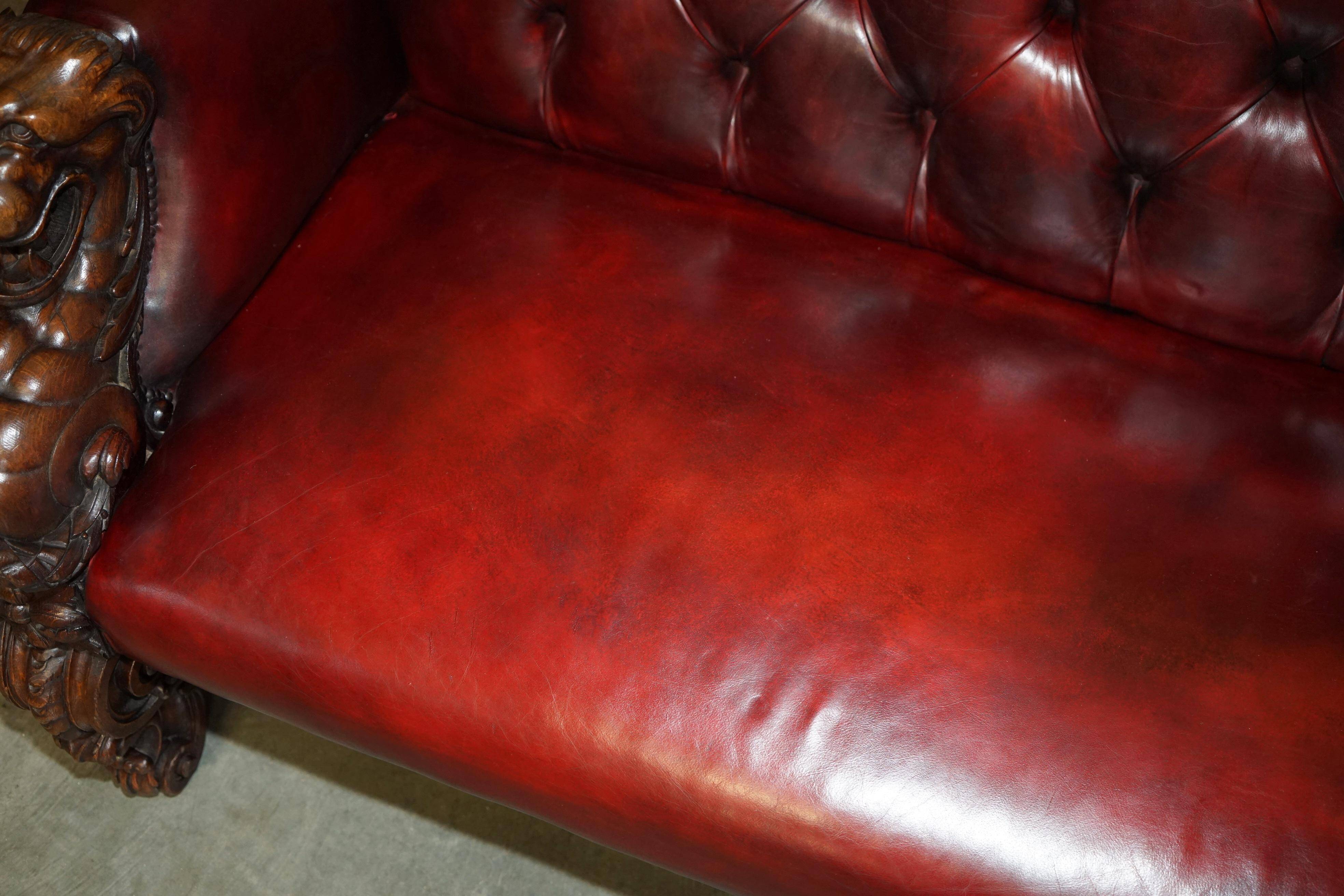 Canapé Chesterfield victorien en cuir avec têtes de lion sculptées