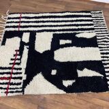 Handmade traditional Beni Ourain Berber rug, size 150 x 250 cm.
