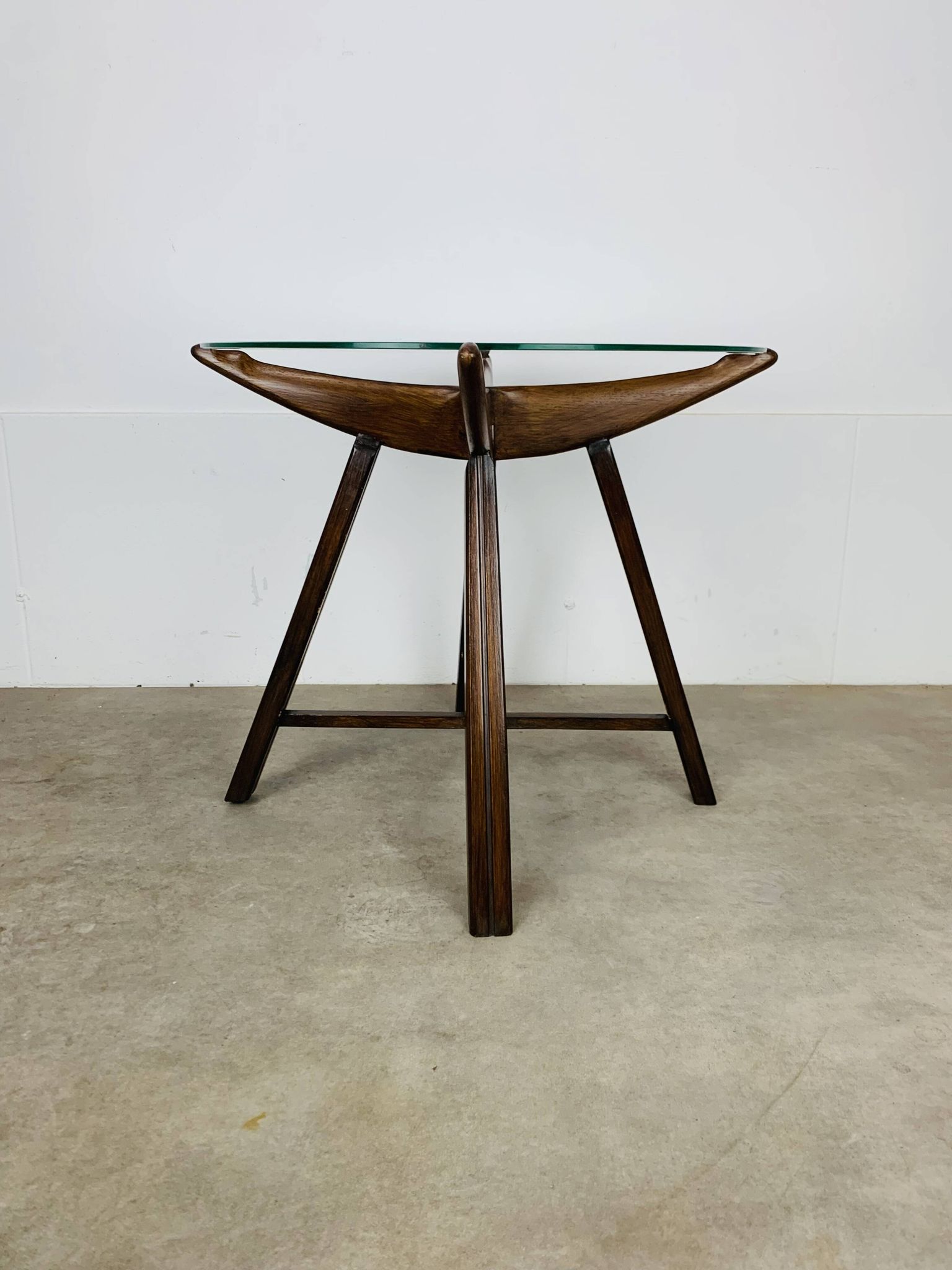 Table d’appoint en bois et verre, Italie, années 60, guéridon