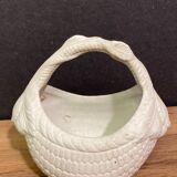 Basket tray-pouch bouquetière in porcelain biscuit