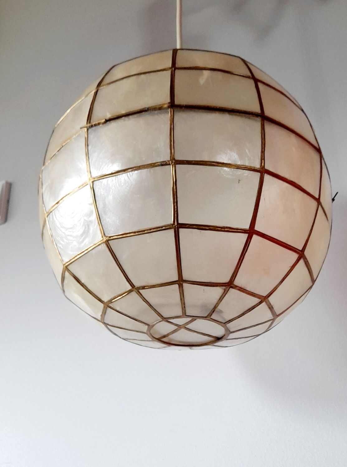 Suspension boule nacre et laiton 70s