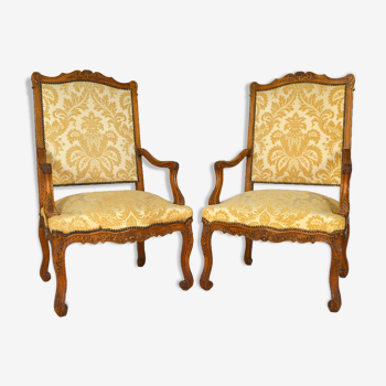 Paire de fauteuils style Louis XV en chêne sculpté