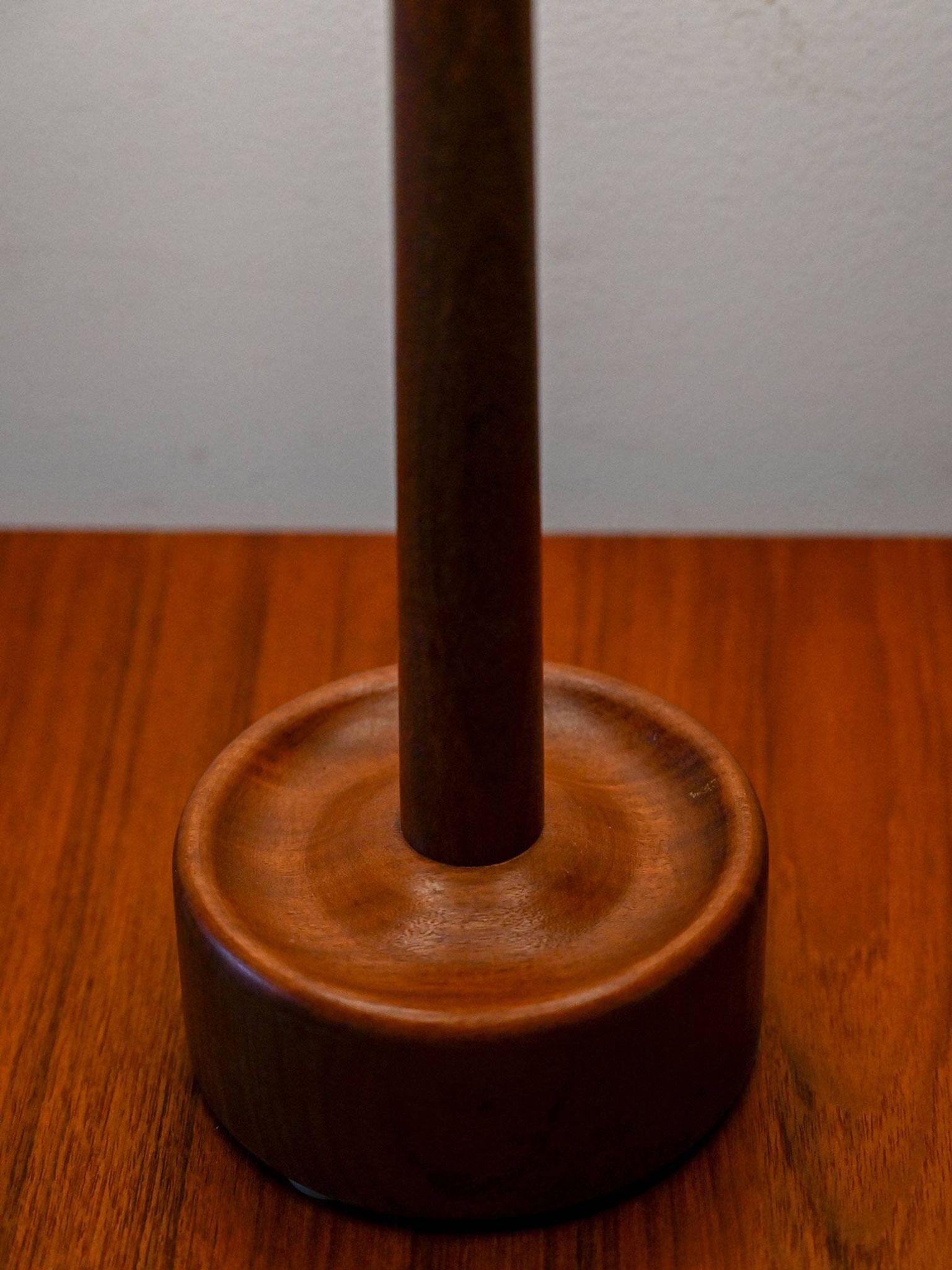 Lampe de table danoise en teck tourné des années 1950/60