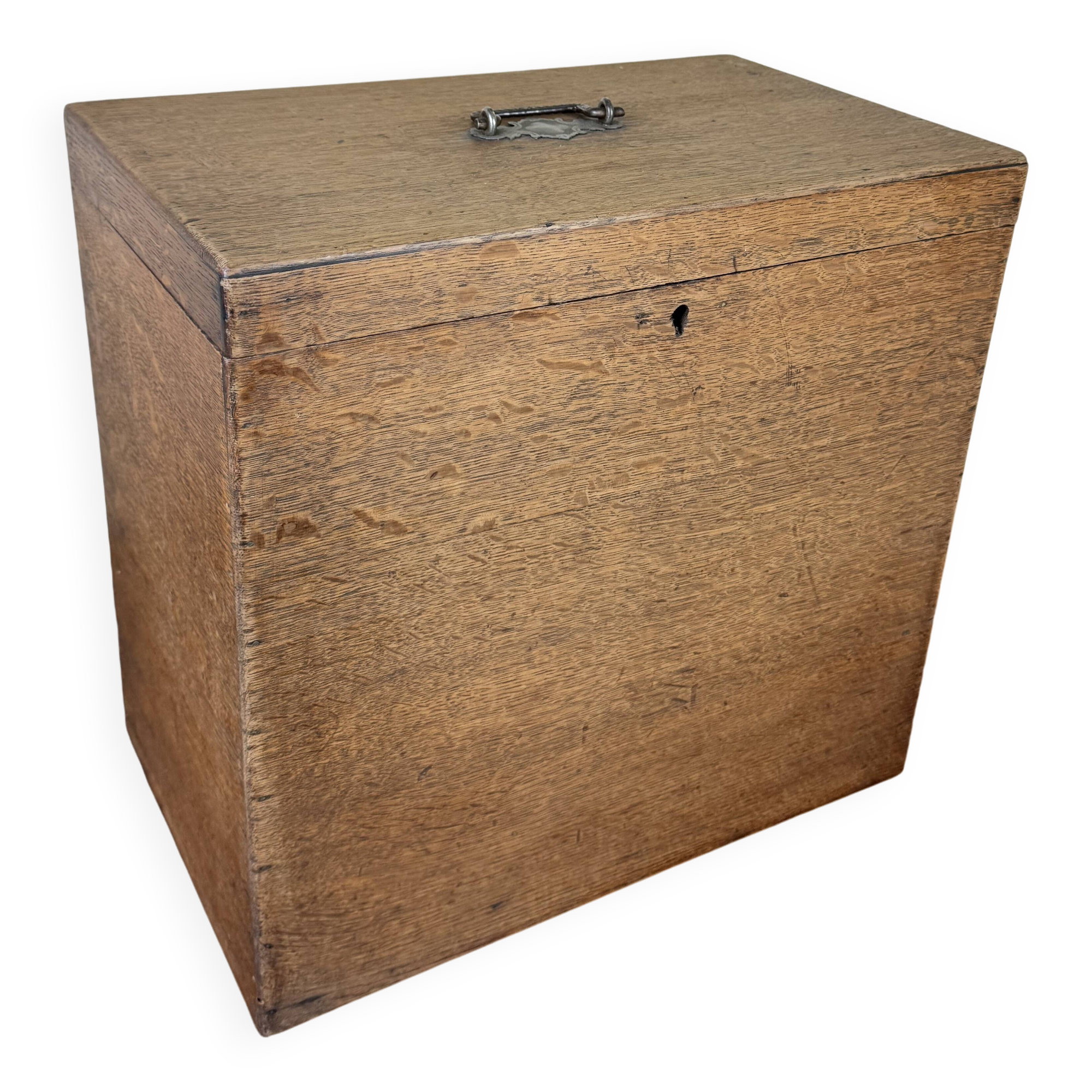 Scientific chest for storing instrumentation from the Napoleon III period