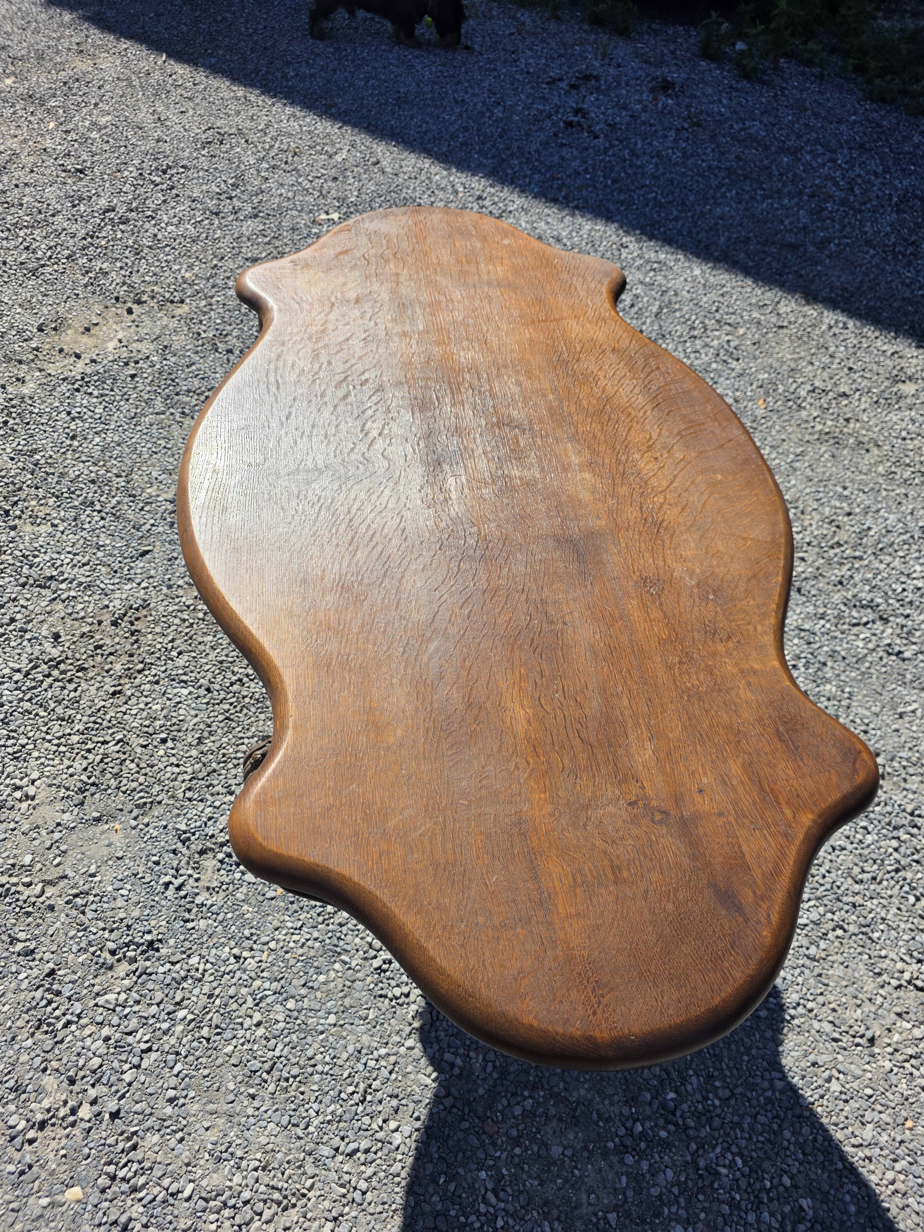 Antique round table in solid oak