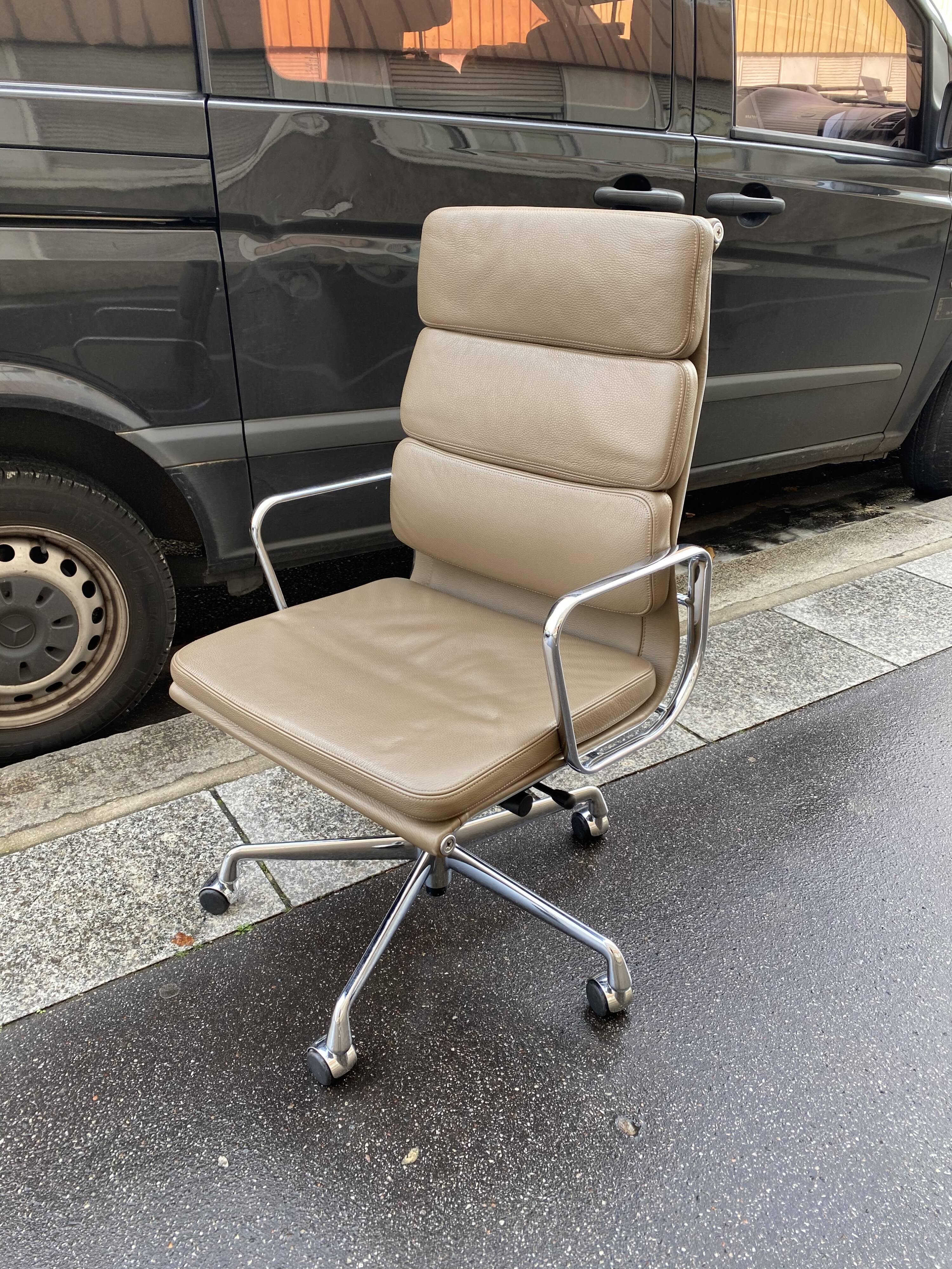 Armchair Charles and Ray Eames ea 219 edition Vitra taupe leather