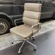 Fauteuil Charles et Ray Eames ea 219 édition Vitra cuir taupe