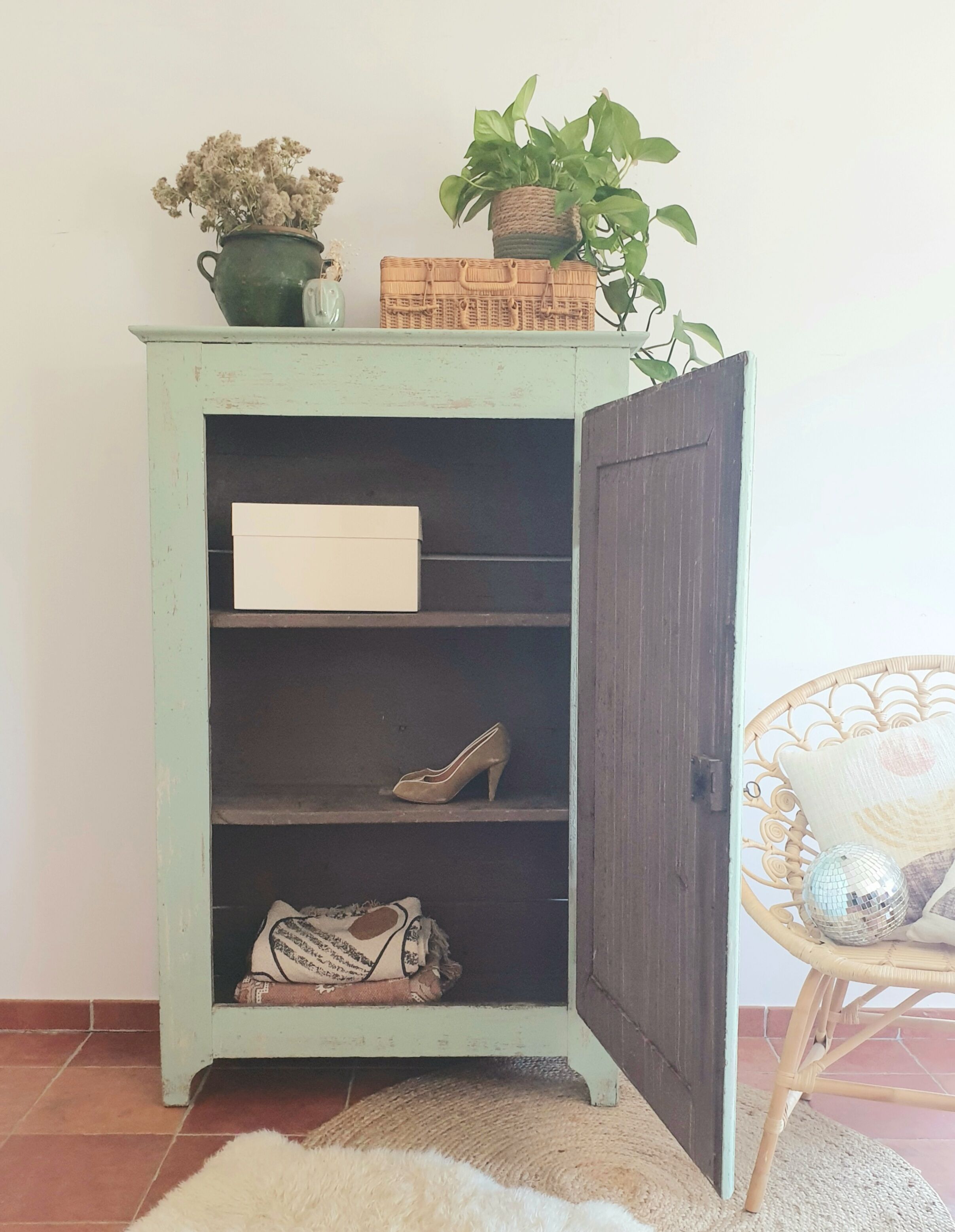 Pretty old bonnetière