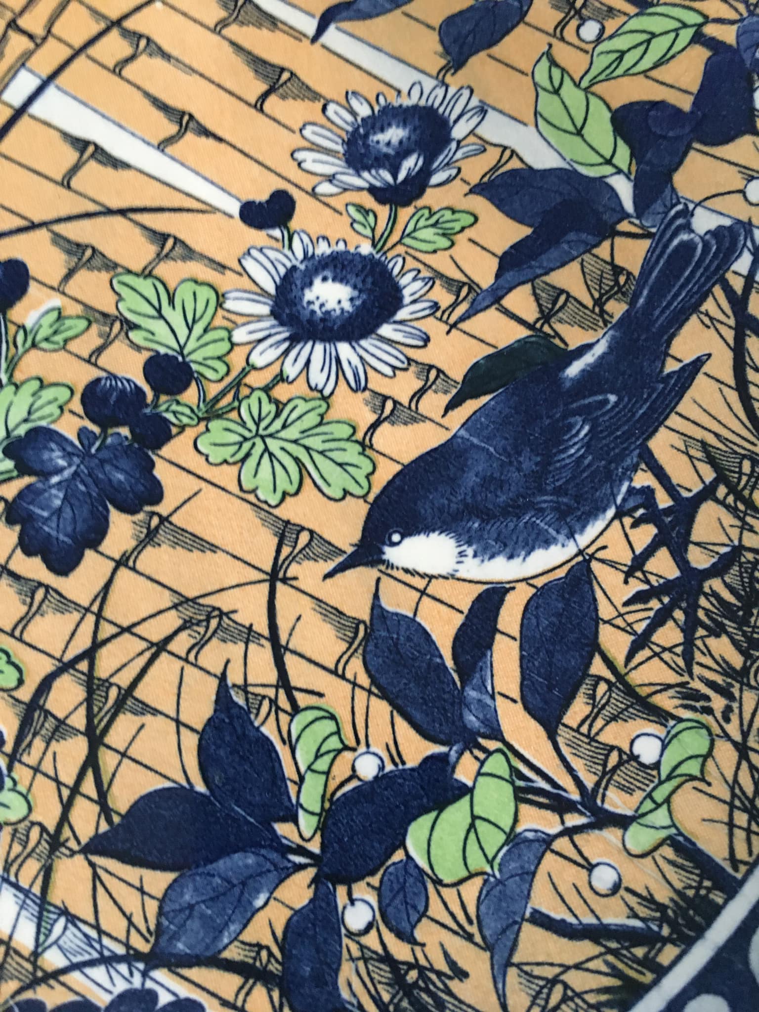 Serving dish in earthenware bird décor