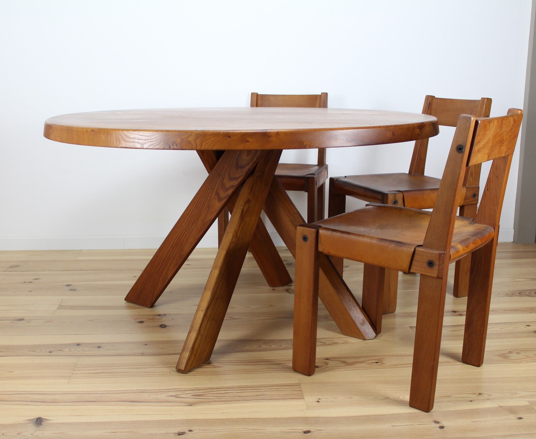 Table T21 in 128cm by Pierre Chapo, 4 feet