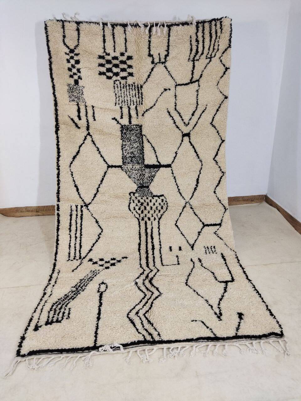 Handmade moroccan berber rug 278 x 150 cm