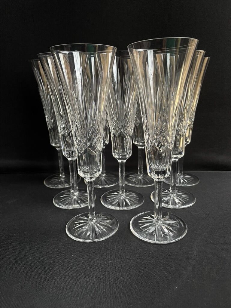 9 champagne flutes – Blown and cut crystal