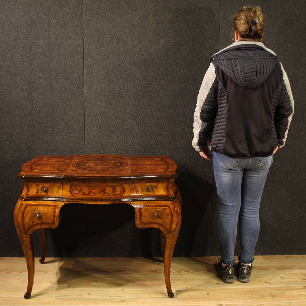 Coiffeuse lombarde marquetée de style Louis XV du XXe siècle