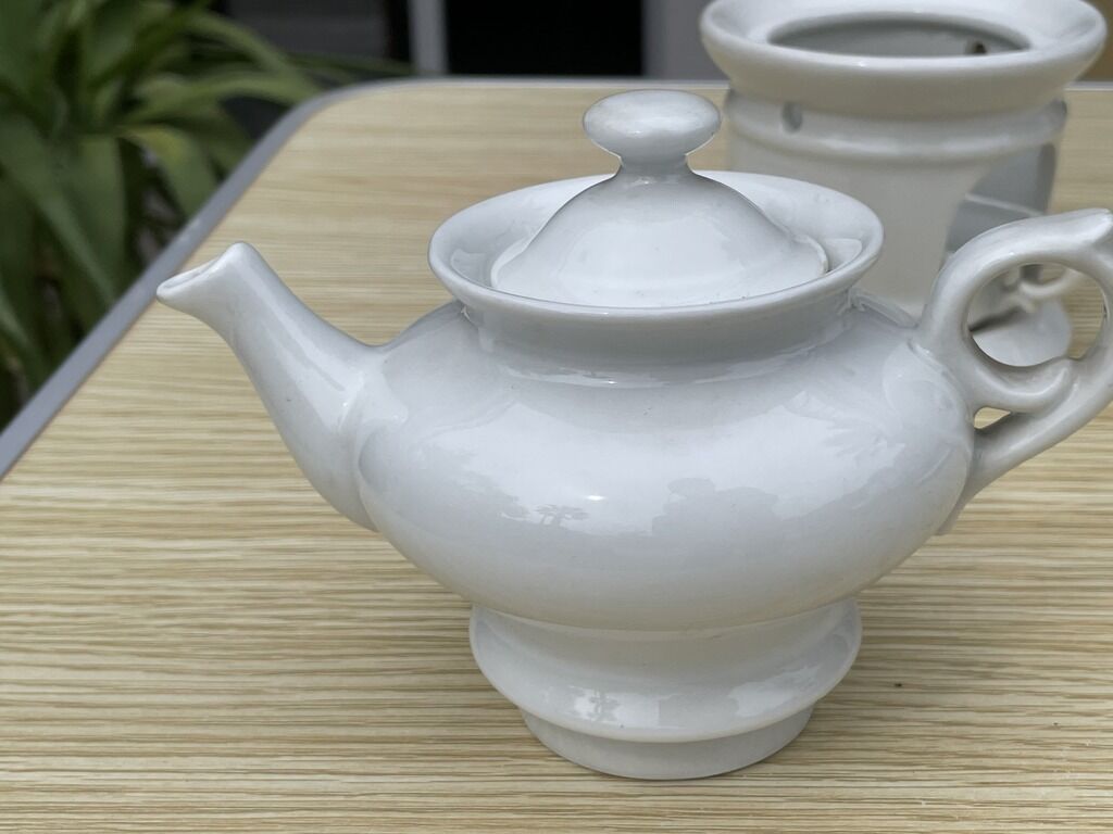 Théière en porcelaine blanche