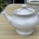 Théière en porcelaine blanche